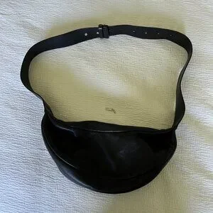 COS / ブラックレザー スリングバッグ COS / ブラックレザー スリングバッグ SWING CROSSBODY BAG
